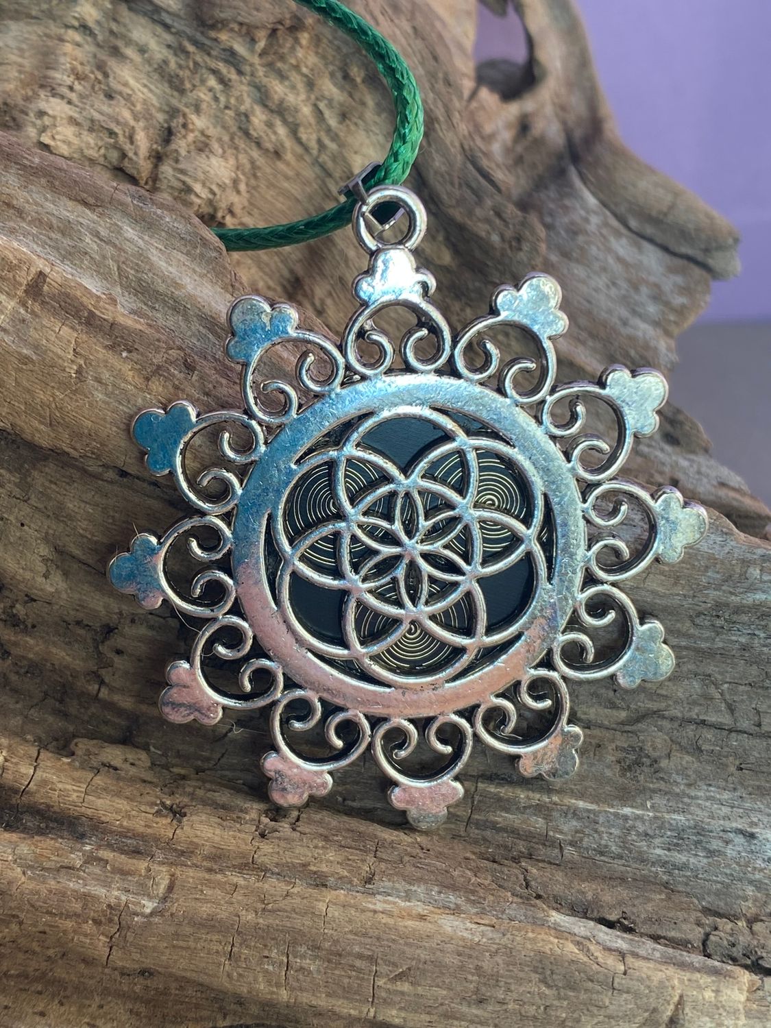 Amulett – Samen des Lebens – Sri Yantra – – Sri Yantra – 25 mm / nachtschwarz – Produktansicht 1