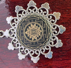 Amulett – Samen des Lebens – Sri Yantra – – Sri Yantra – 25 mm / nachtschwarz – Produktansicht 1