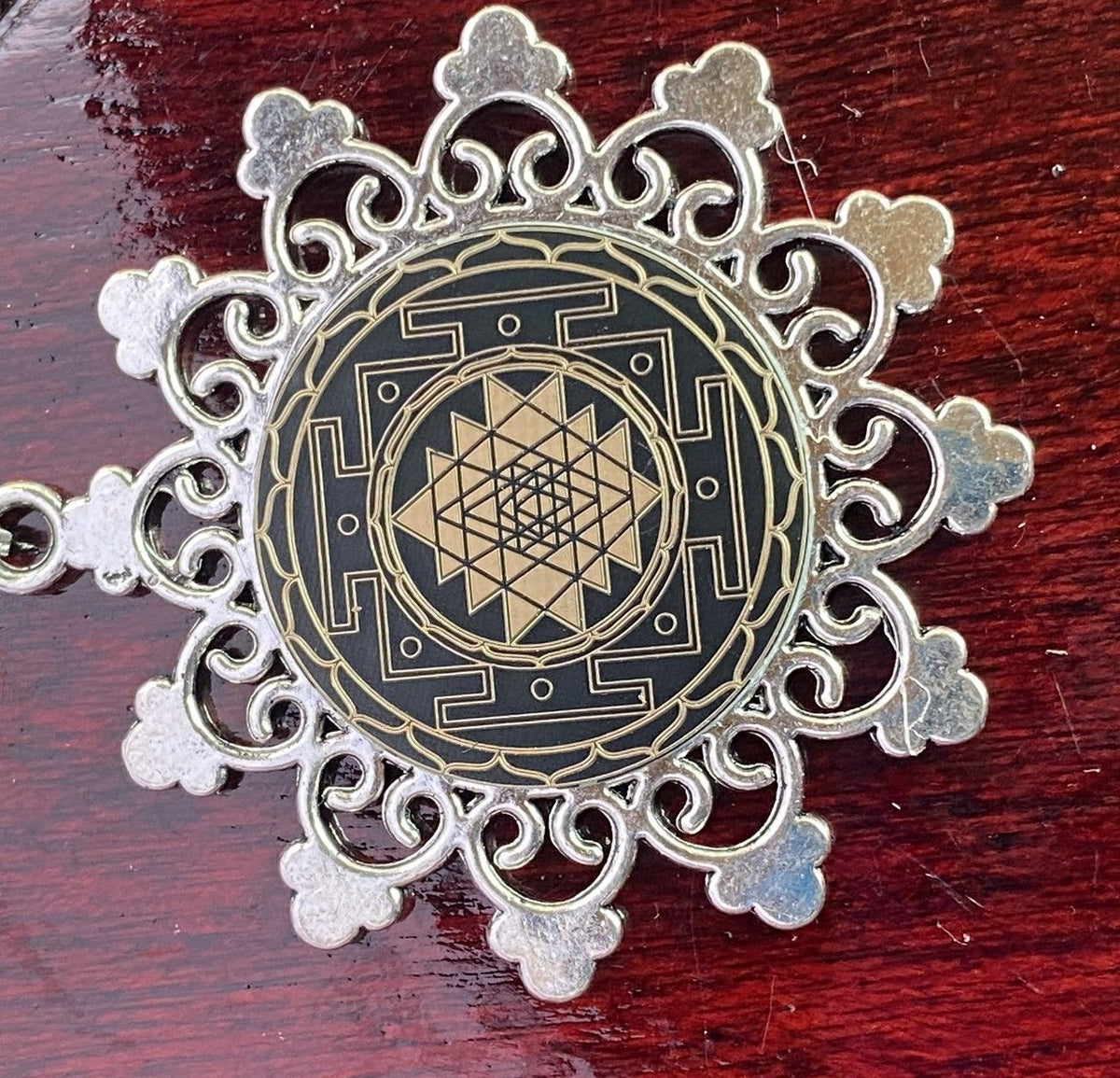 Amulett – Samen des Lebens – Sri Yantra – – Sri Yantra – 25 mm / nachtschwarz – Produktansicht 1