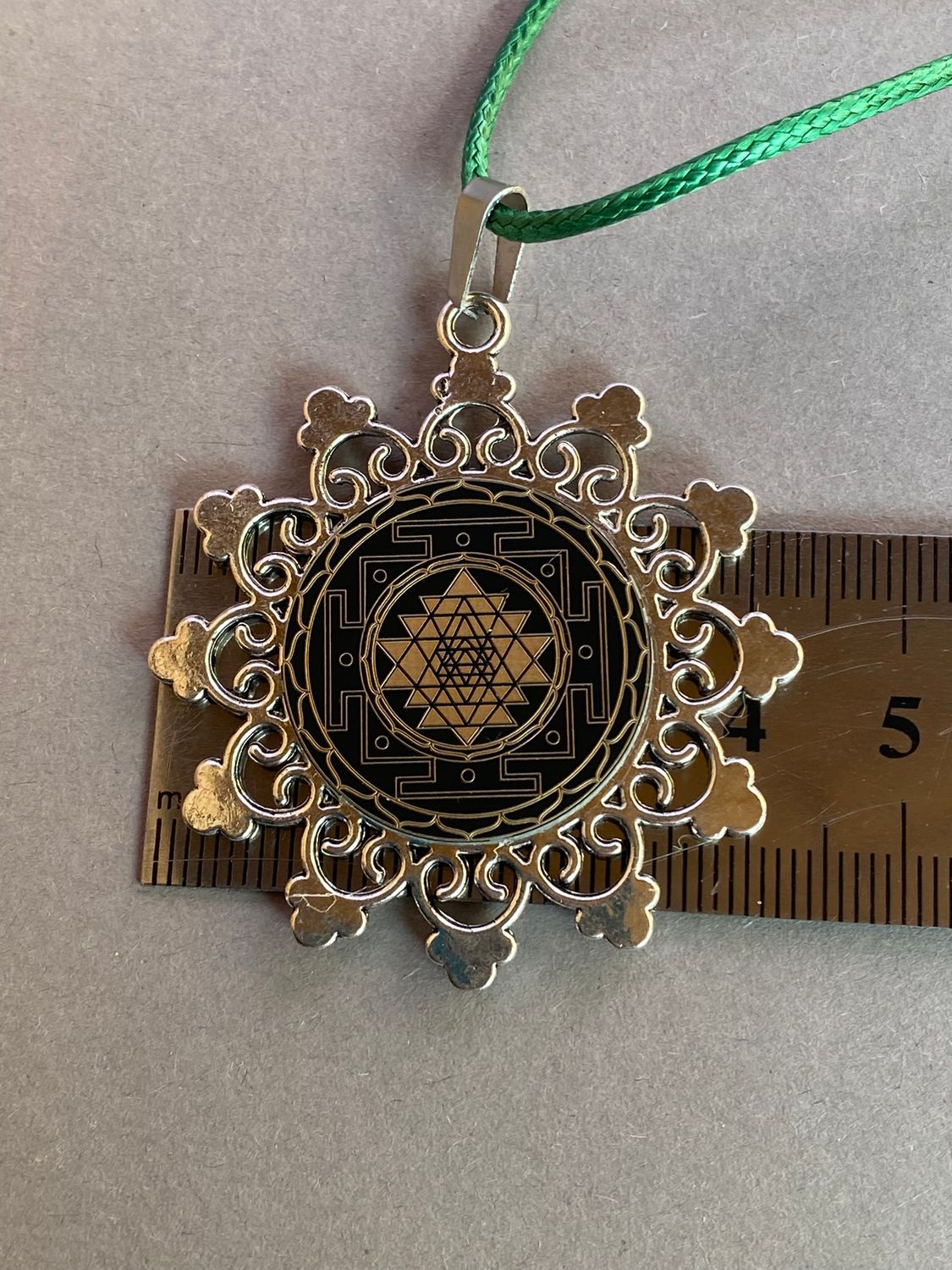 Amulett – Samen des Lebens – Sri Yantra – – Sri Yantra – 25 mm / nachtschwarz – Produktansicht 1