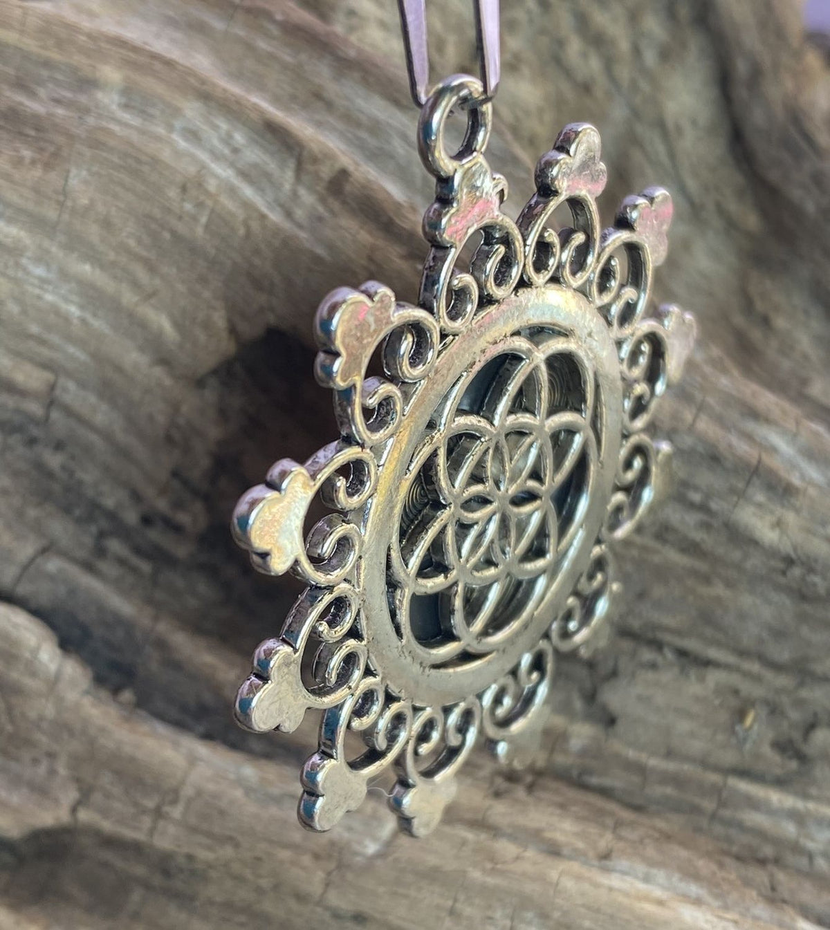 Amulett – Samen des Lebens – Sri Yantra – – Sri Yantra – 25 mm / nachtschwarz – Produktansicht 1