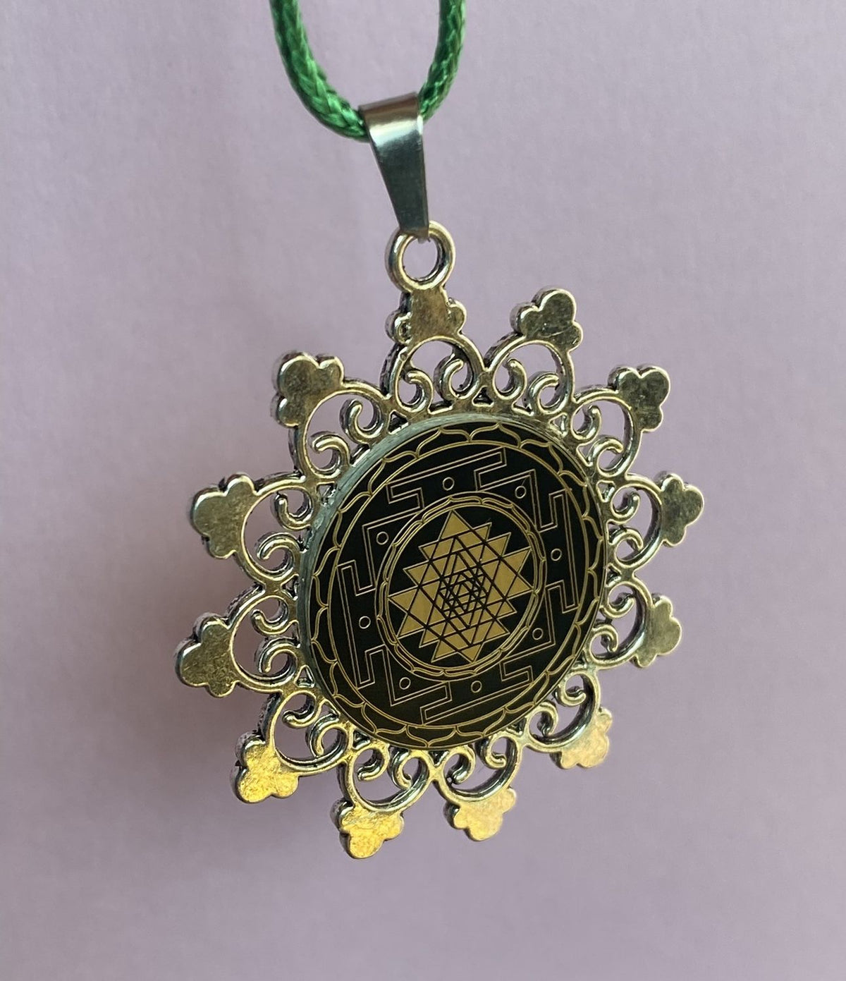 Amulett – Samen des Lebens – Sri Yantra – – Sri Yantra – 25 mm / nachtschwarz – Produktansicht 1
