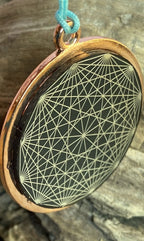 Amulett – Blume des Lebens, Dodecagram als nachtschwarzer 35 mm Coin mit Gold Legierung eingearbeitet – Produktansicht 1