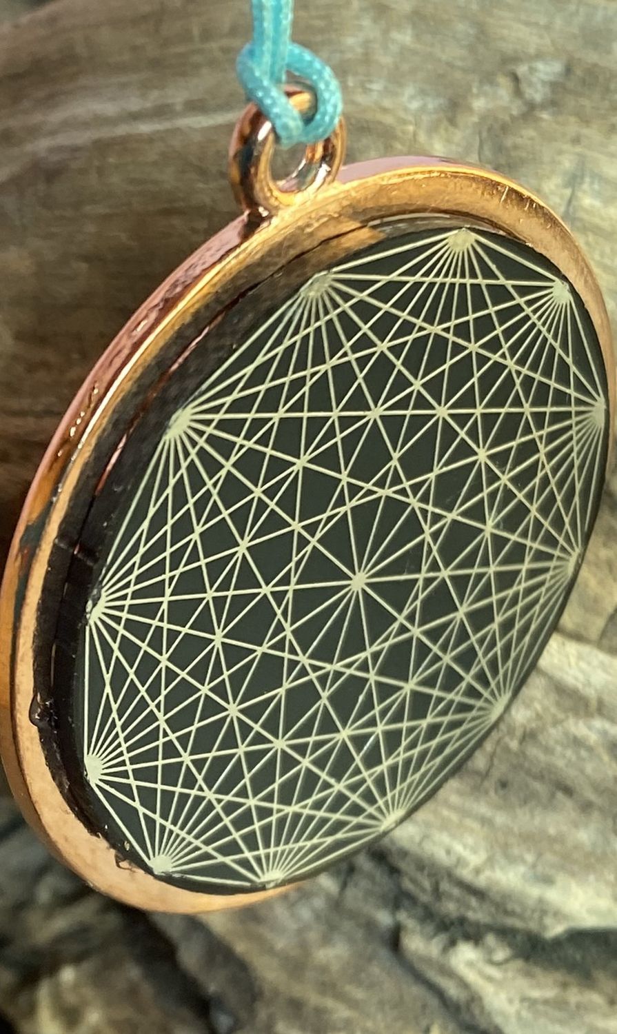 Amulett – Blume des Lebens, Dodecagram als nachtschwarzer 35 mm Coin mit Gold Legierung eingearbeitet – Produktansicht 1