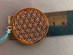 Amulett – Blume des Lebens, Dodecagram als nachtschwarzer 35 mm Coin mit Gold Legierung eingearbeitet – Produktansicht 1