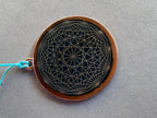 Amulett – Blume des Lebens, Dodecagram als nachtschwarzer 35 mm Coin mit Gold Legierung eingearbeitet – Produktansicht 1