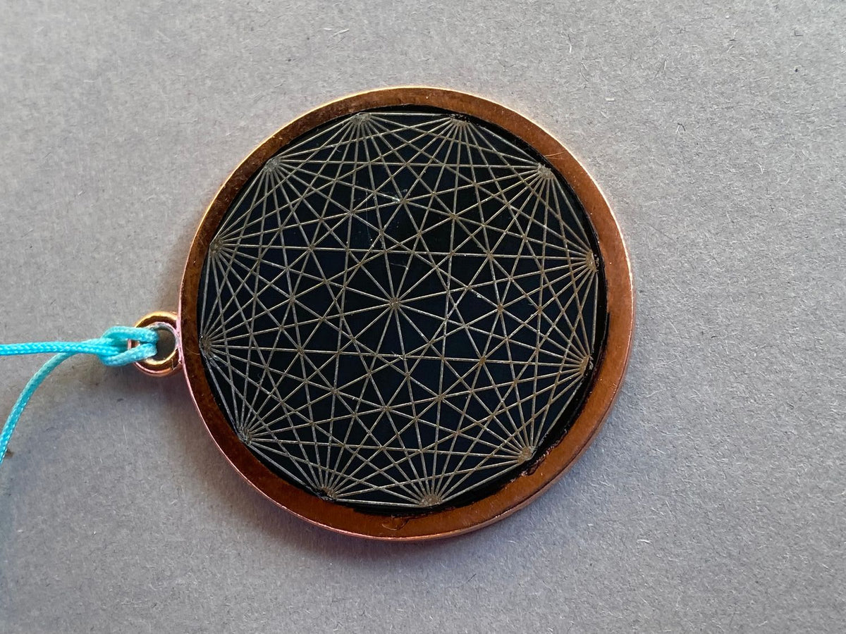 Amulett – Blume des Lebens, Dodecagram als nachtschwarzer 35 mm Coin mit Gold Legierung eingearbeitet – Produktansicht 1