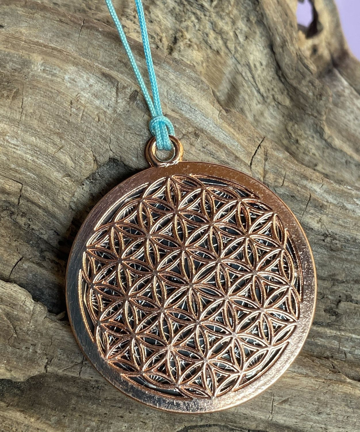 Amulett – Blume des Lebens, Dodecagram als nachtschwarzer 35 mm Coin mit Gold Legierung eingearbeitet – Produktansicht 1