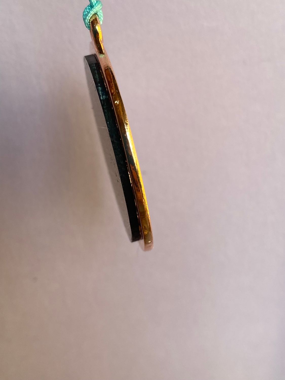 Amulett – Blume des Lebens, Dodecagram als nachtschwarzer 35 mm Coin mit Gold Legierung eingearbeitet – Produktansicht 1