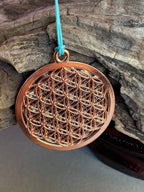 Amulett – Blume des Lebens, Dodecagram als nachtschwarzer 35 mm Coin mit Gold Legierung eingearbeitet – Produktansicht 1