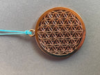Amulett – Blume des Lebens, Dodecagram als nachtschwarzer 35 mm Coin mit Gold Legierung eingearbeitet – Produktansicht 1