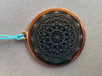 Amulett – Blume des Lebens, Dodecagram als nachtschwarzer 35 mm Coin mit Gold Legierung eingearbeitet – Produktansicht 1