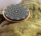 Amulett – Blume des Lebens, Dodecagram als nachtschwarzer 35 mm Coin mit Gold Legierung eingearbeitet – Produktansicht 1