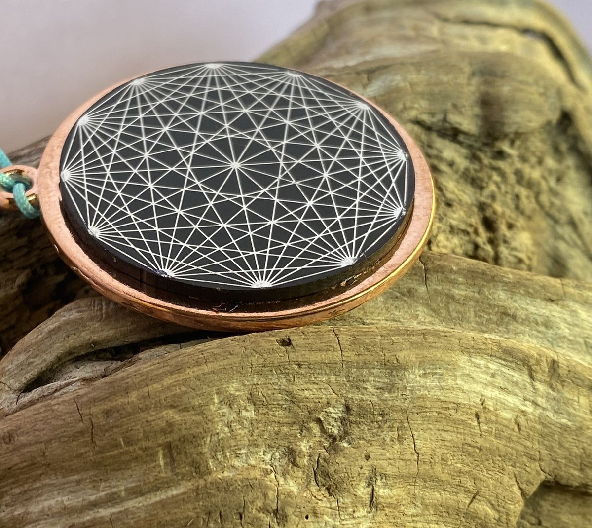Amulett – Blume des Lebens, Dodecagram als nachtschwarzer 35 mm Coin mit Gold Legierung eingearbeitet – Produktansicht 1