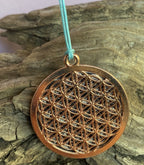 Amulett – Blume des Lebens, Dodecagram als nachtschwarzer 35 mm Coin mit Gold Legierung eingearbeitet – Produktansicht 1