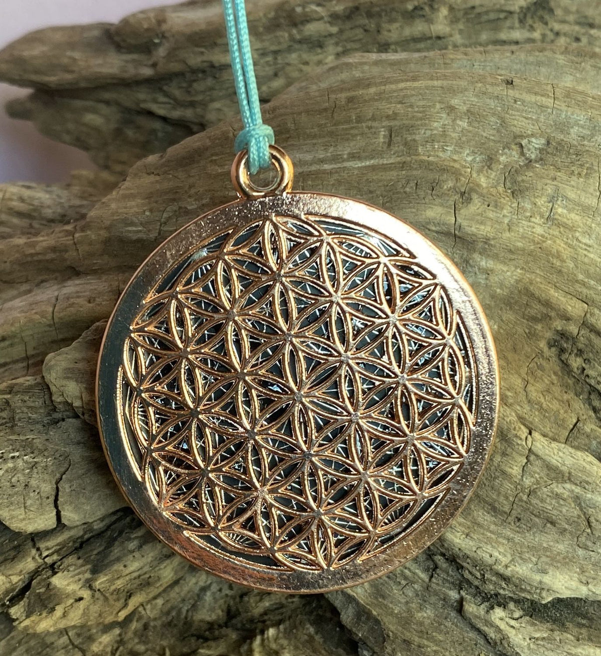 Amulett – Blume des Lebens, Dodecagram als nachtschwarzer 35 mm Coin mit Gold Legierung eingearbeitet – Produktansicht 1