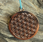 Amulett – Blume des Lebens, Dodecagram als nachtschwarzer 35 mm Coin mit Gold Legierung eingearbeitet – Produktansicht 1
