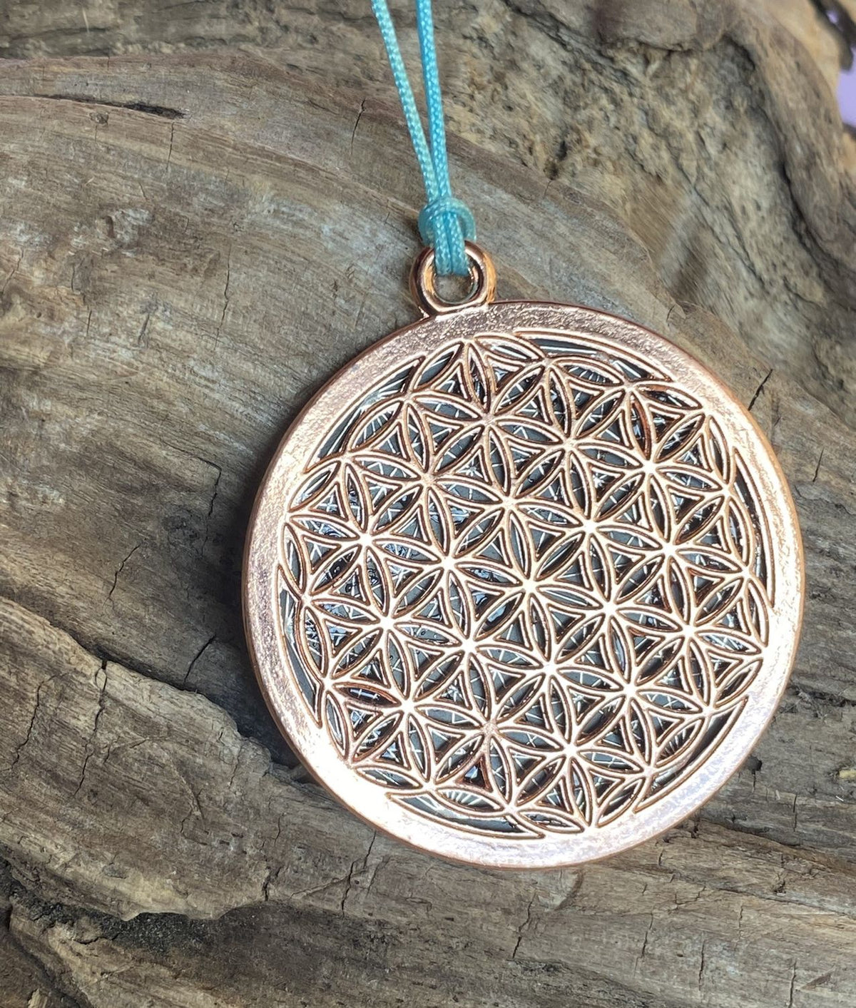Amulett – Blume des Lebens, Dodecagram als nachtschwarzer 35 mm Coin mit Gold Legierung eingearbeitet – Produktansicht 1