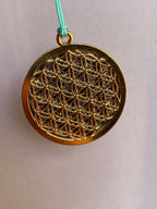 Amulett – Blume des Lebens, Dodecagram als nachtschwarzer 35 mm Coin mit Gold Legierung eingearbeitet – Produktansicht 1