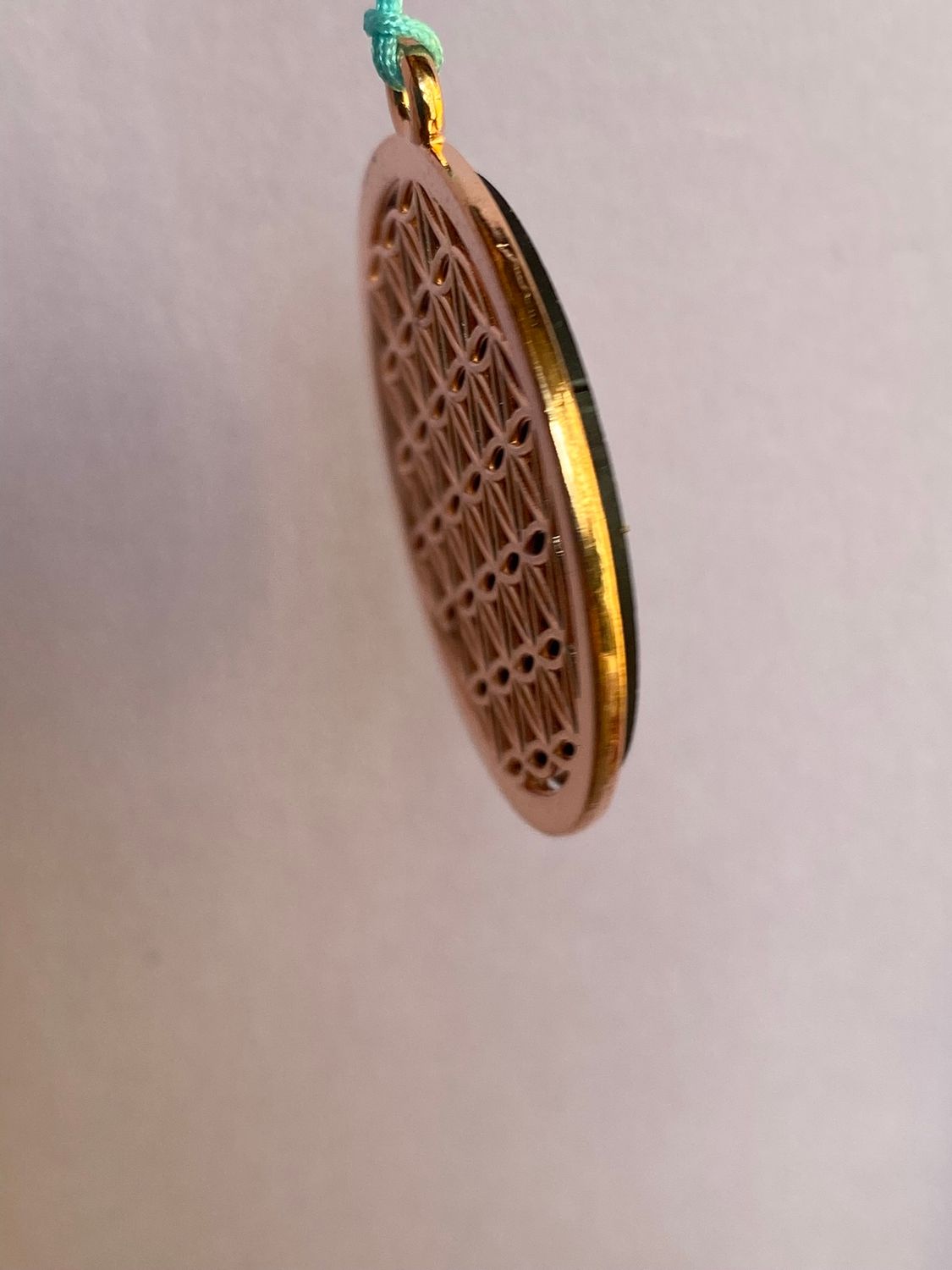 Amulett – Blume des Lebens, Dodecagram als nachtschwarzer 35 mm Coin mit Gold Legierung eingearbeitet – Produktansicht 1