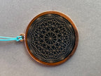 Amulett – Blume des Lebens, Dodecagram als nachtschwarzer 35 mm Coin mit Gold Legierung eingearbeitet – Produktansicht 1