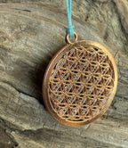 Amulett – Blume des Lebens, Dodecagram als nachtschwarzer 35 mm Coin mit Gold Legierung eingearbeitet – Produktansicht 1