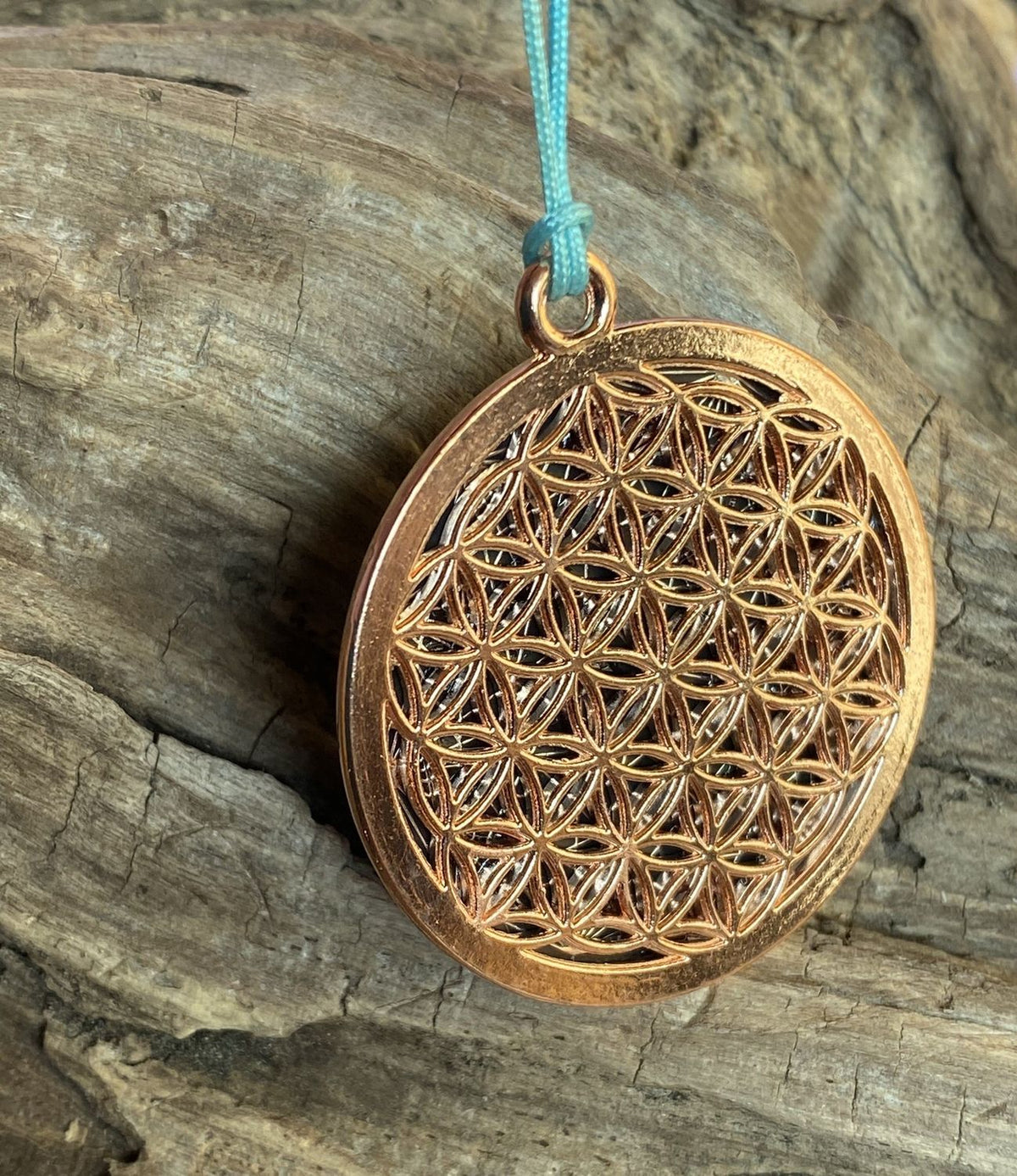 Amulett – Blume des Lebens, Dodecagram als nachtschwarzer 35 mm Coin mit Gold Legierung eingearbeitet – Produktansicht 1