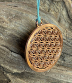 Amulett – Blume des Lebens, Dodecagram als nachtschwarzer 35 mm Coin mit Gold Legierung eingearbeitet – Produktansicht 1