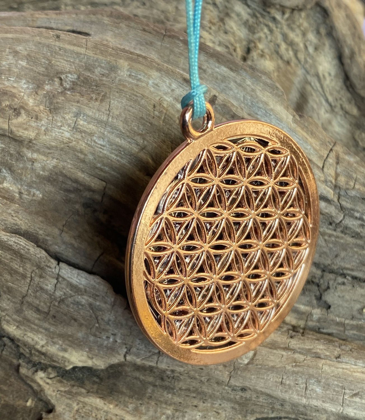 Amulett – Blume des Lebens, Dodecagram als nachtschwarzer 35 mm Coin mit Gold Legierung eingearbeitet – Produktansicht 1
