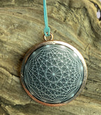 Amulett – Blume des Lebens, Dodecagram als nachtschwarzer 35 mm Coin mit Gold Legierung eingearbeitet – Produktansicht 1