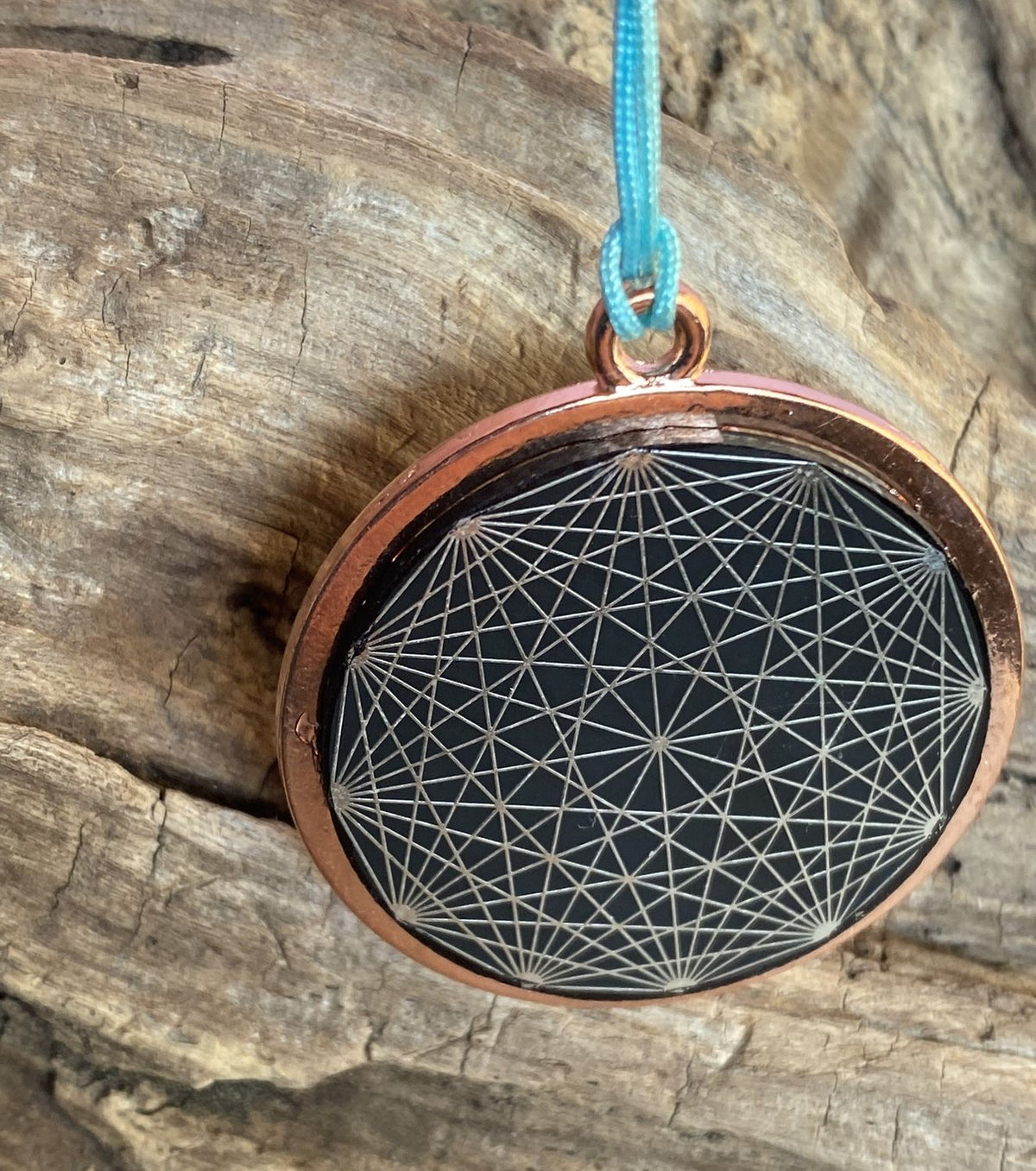 Amulett – Blume des Lebens, Dodecagram als nachtschwarzer 35 mm Coin mit Gold Legierung eingearbeitet – Produktansicht 1