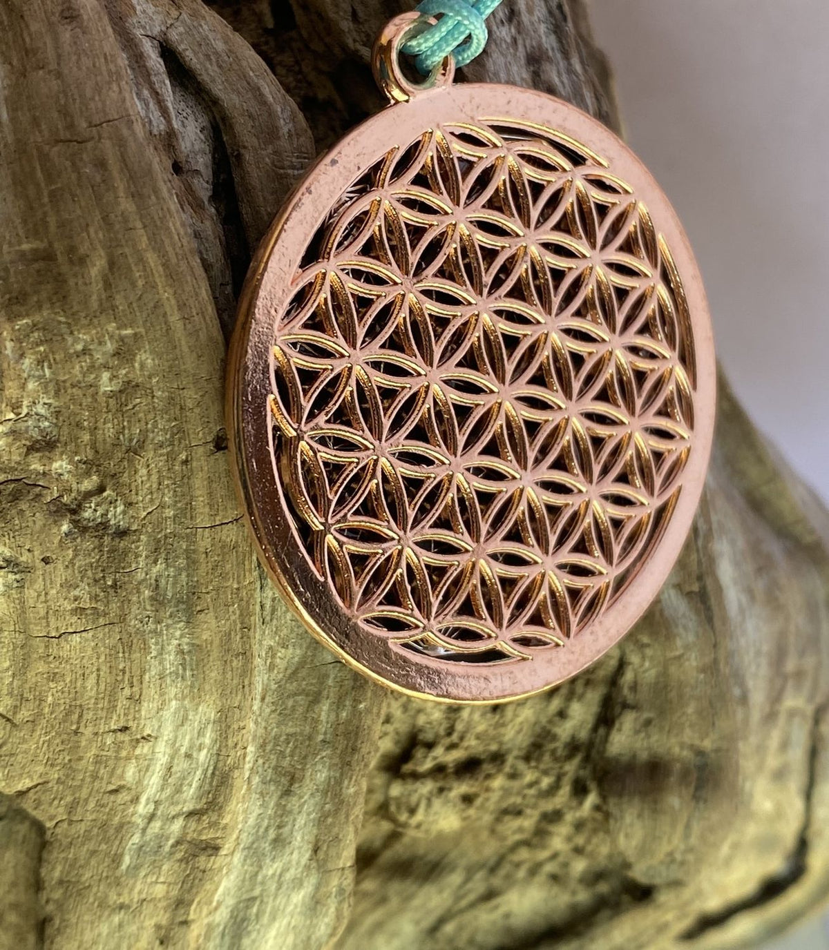 Amulett – Blume des Lebens, Dodecagram als nachtschwarzer 35 mm Coin mit Gold Legierung eingearbeitet – Produktansicht 1