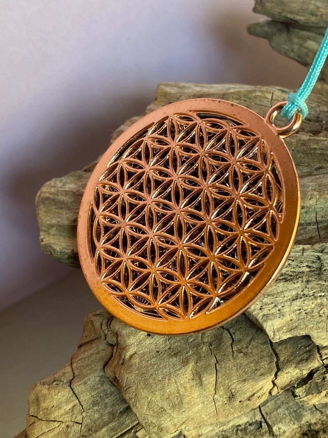 Amulett – Blume des Lebens, Dodecagram als nachtschwarzer 35 mm Coin mit Gold Legierung eingearbeitet – Produktansicht 1