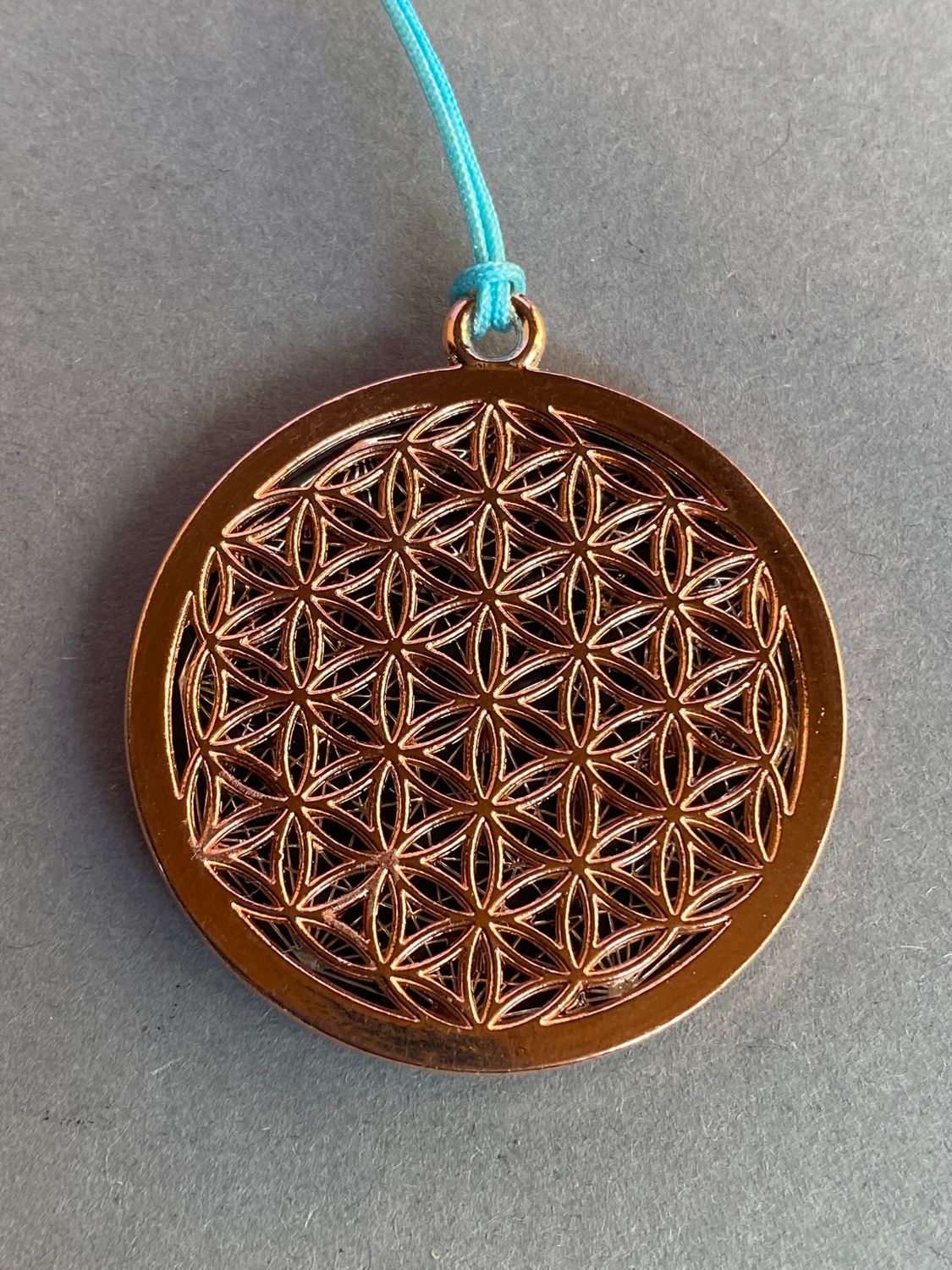 Amulett – Blume des Lebens, Dodecagram als nachtschwarzer 35 mm Coin mit Gold Legierung eingearbeitet – Produktansicht 1