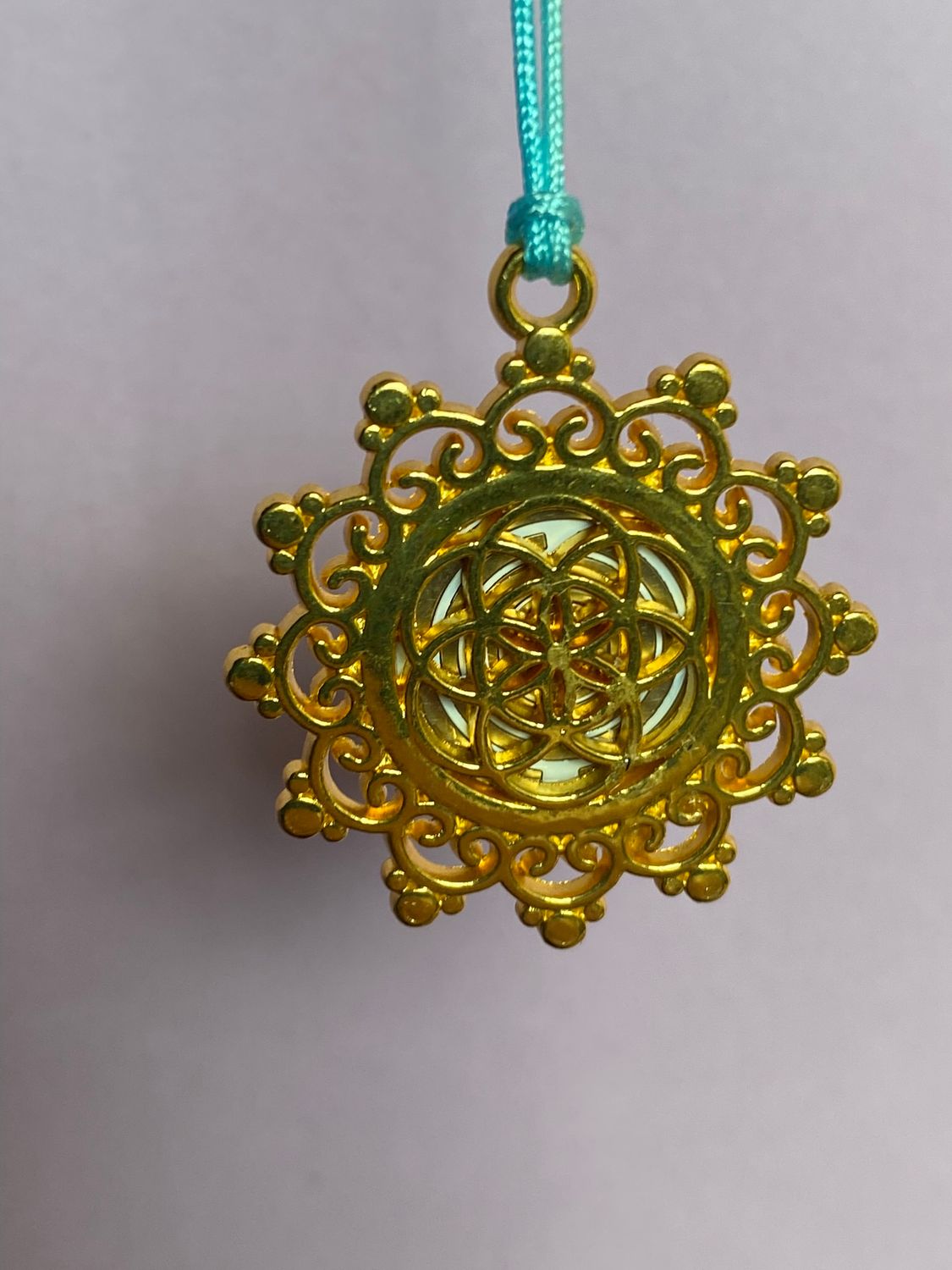 Amulett – Blume des Lebens, Lakhovsky MWOals weißer Coin mit goldlegiert eingearbeitet – Produktansicht 1