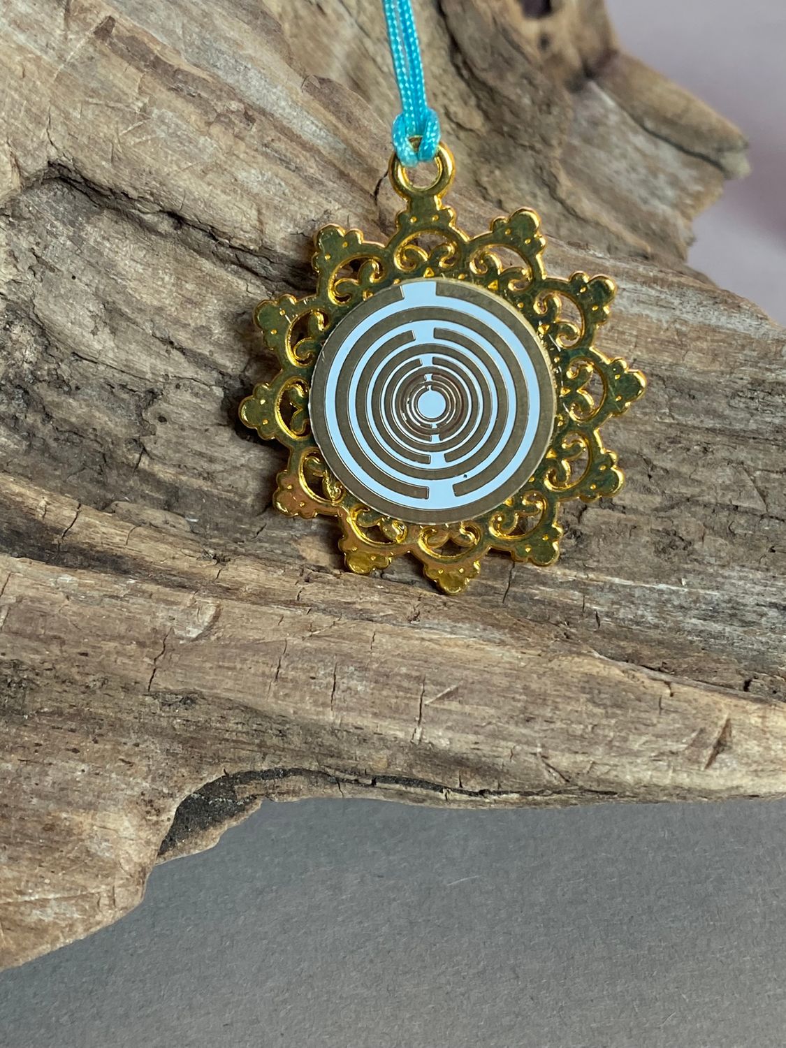 Amulett – Blume des Lebens, Lakhovsky MWOals weißer Coin mit goldlegiert eingearbeitet – Produktansicht 1