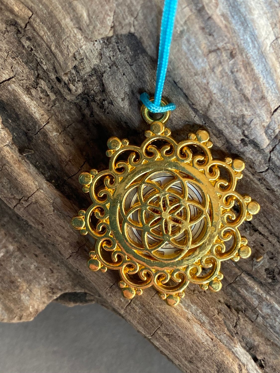 Amulett – Blume des Lebens, Lakhovsky MWOals weißer Coin mit goldlegiert eingearbeitet – Produktansicht 1