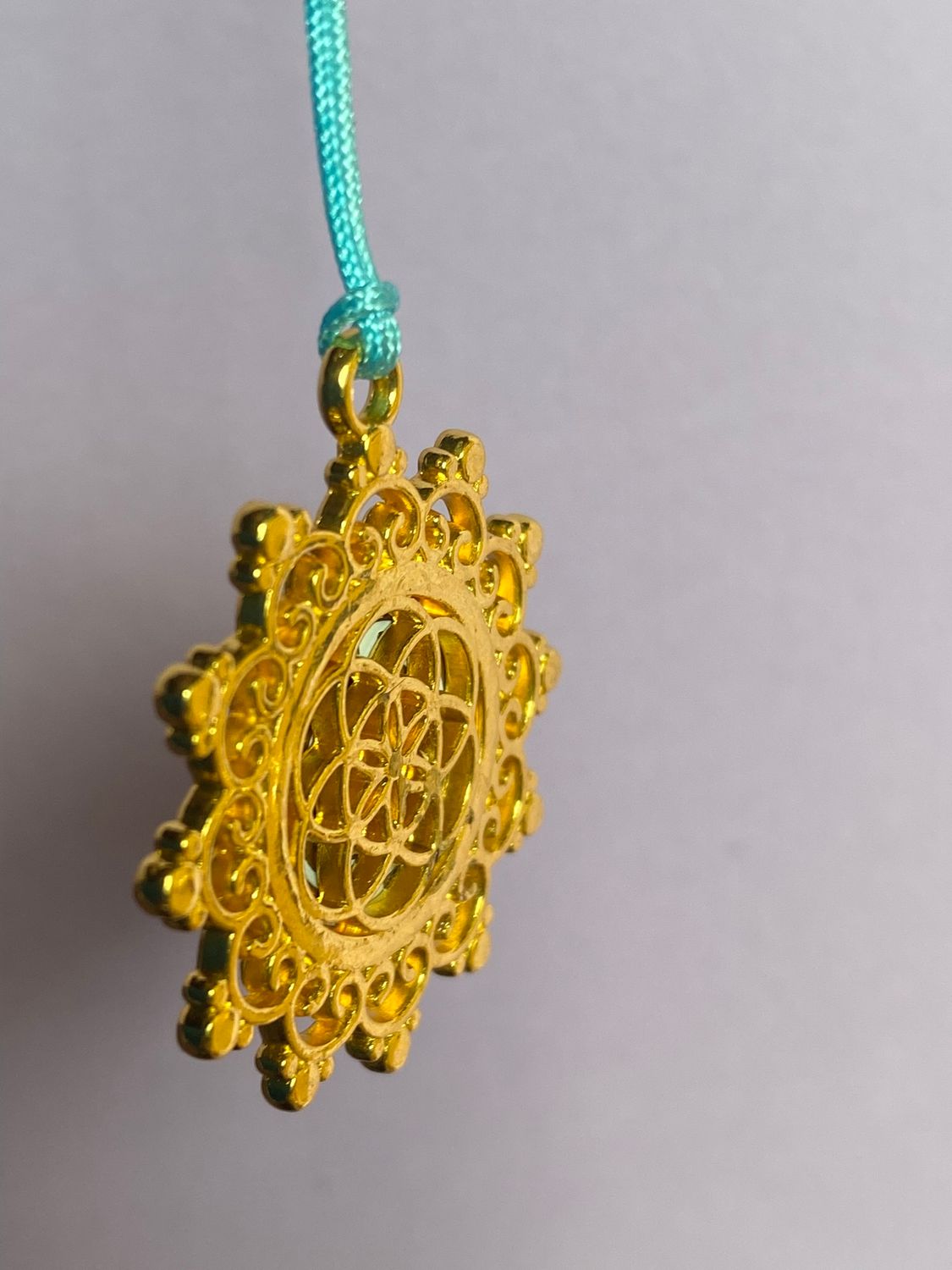 Amulett – Blume des Lebens, Lakhovsky MWOals weißer Coin mit goldlegiert eingearbeitet – Produktansicht 1