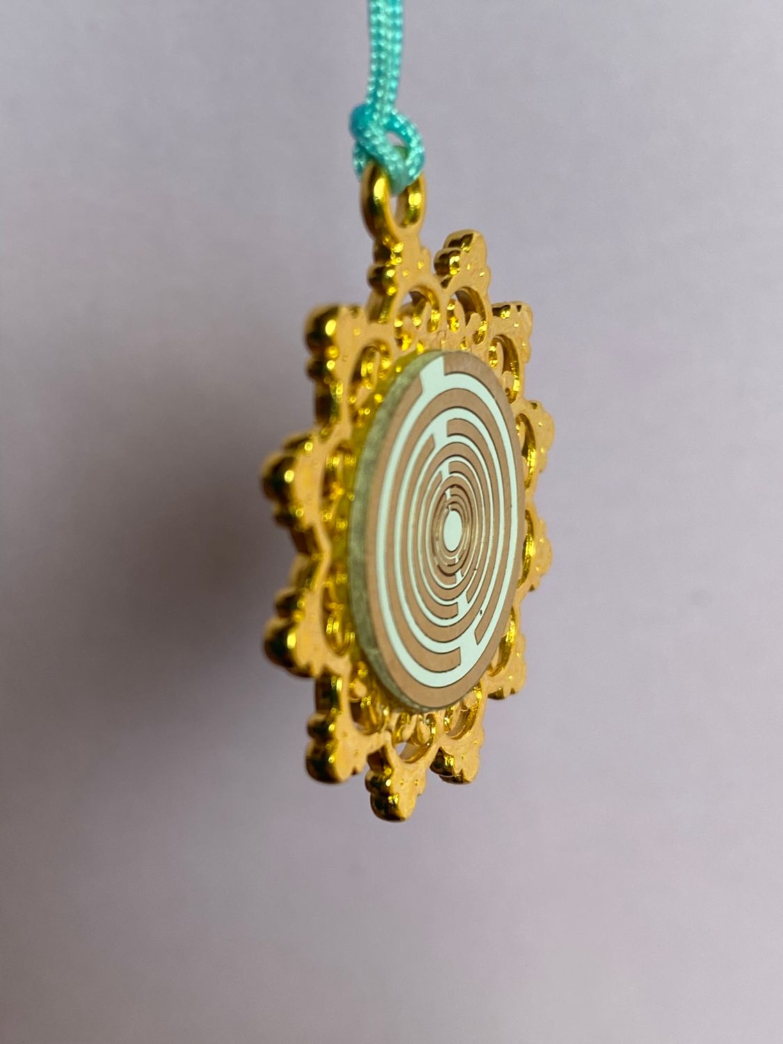 Amulett – Blume des Lebens, Lakhovsky MWOals weißer Coin mit goldlegiert eingearbeitet – Produktansicht 1