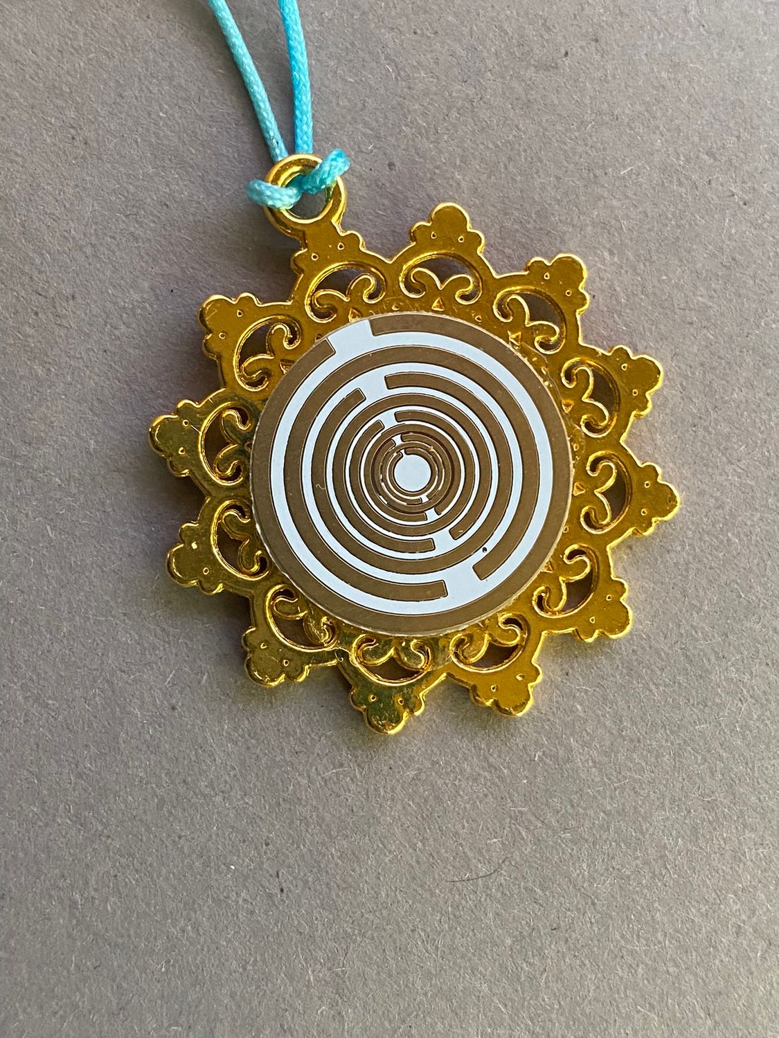 Amulett – Blume des Lebens, Lakhovsky MWOals weißer Coin mit goldlegiert eingearbeitet – Produktansicht 1
