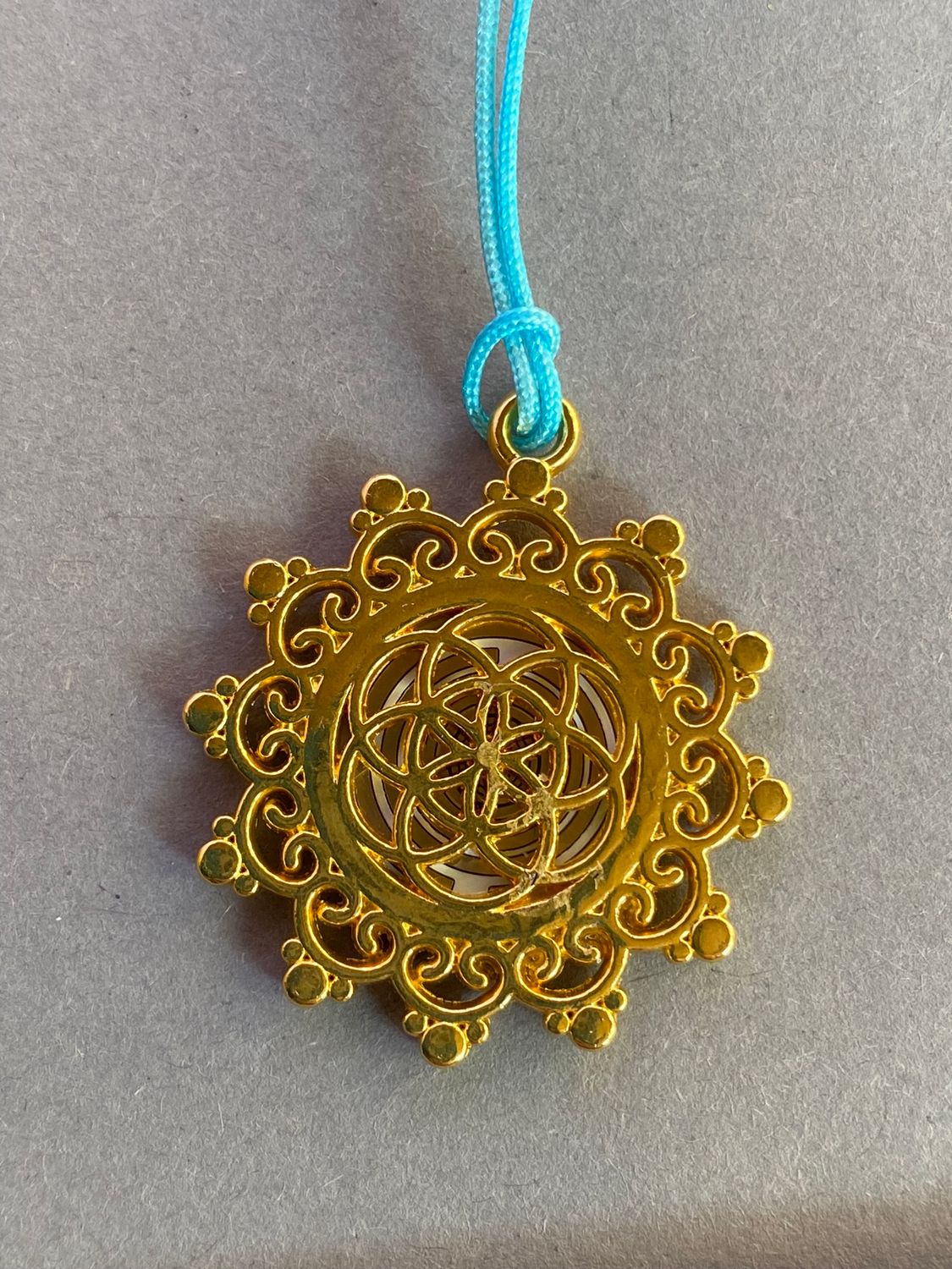Amulett – Blume des Lebens, Lakhovsky MWOals weißer Coin mit goldlegiert eingearbeitet – Produktansicht 1