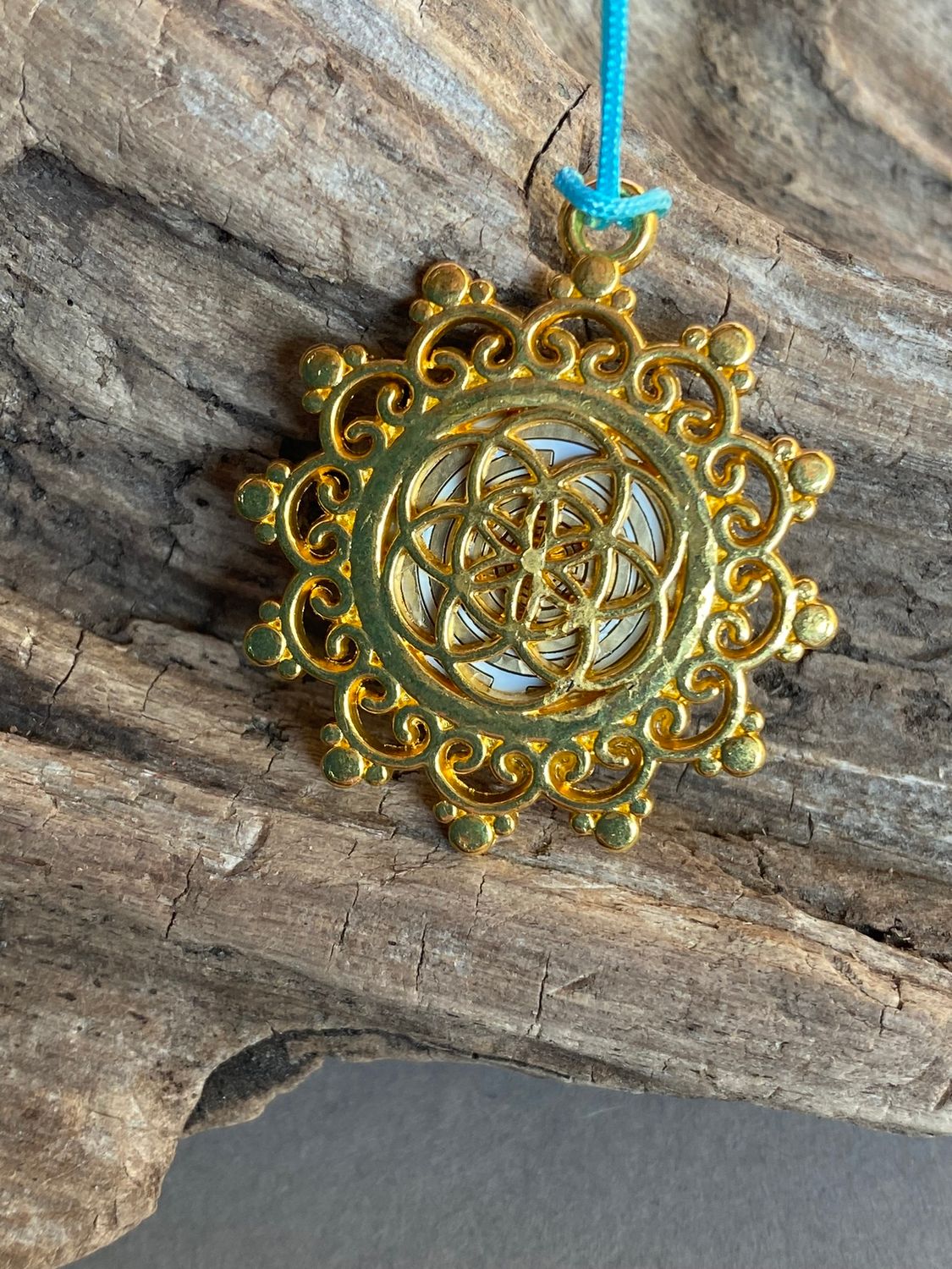 Amulett – Blume des Lebens, Lakhovsky MWOals weißer Coin mit goldlegiert eingearbeitet – Produktansicht 1