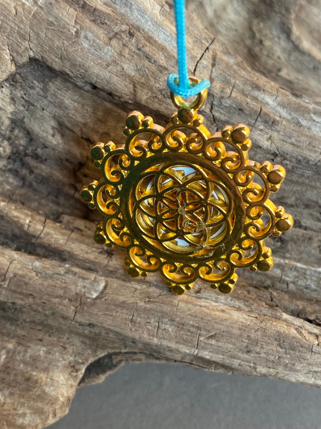 Amulett – Blume des Lebens, Lakhovsky MWOals weißer Coin mit goldlegiert eingearbeitet – Produktansicht 1