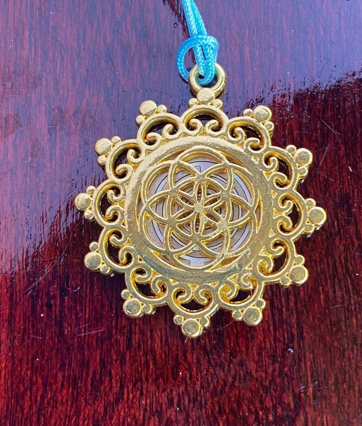 Amulett – Blume des Lebens, Lakhovsky MWOals weißer Coin mit goldlegiert eingearbeitet – Produktansicht 1