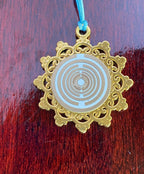 Amulett – Blume des Lebens, Lakhovsky MWOals weißer Coin mit goldlegiert eingearbeitet – Produktansicht 1