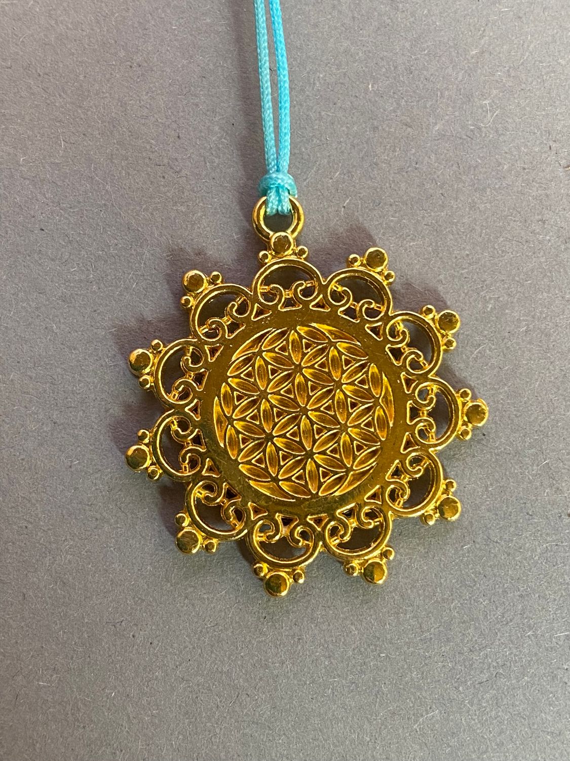 Amulett – Blume des Lebens, Lakhovsky MWOals schwarzer Coin mit goldlegiert eingearbeitet – Produktansicht 1