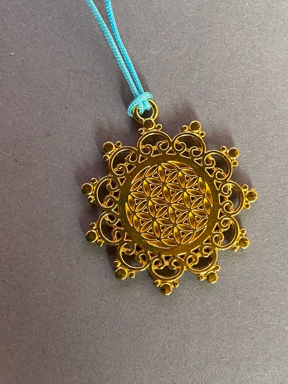 Amulett – Blume des Lebens, Lakhovsky MWOals schwarzer Coin mit goldlegiert eingearbeitet – Produktansicht 1