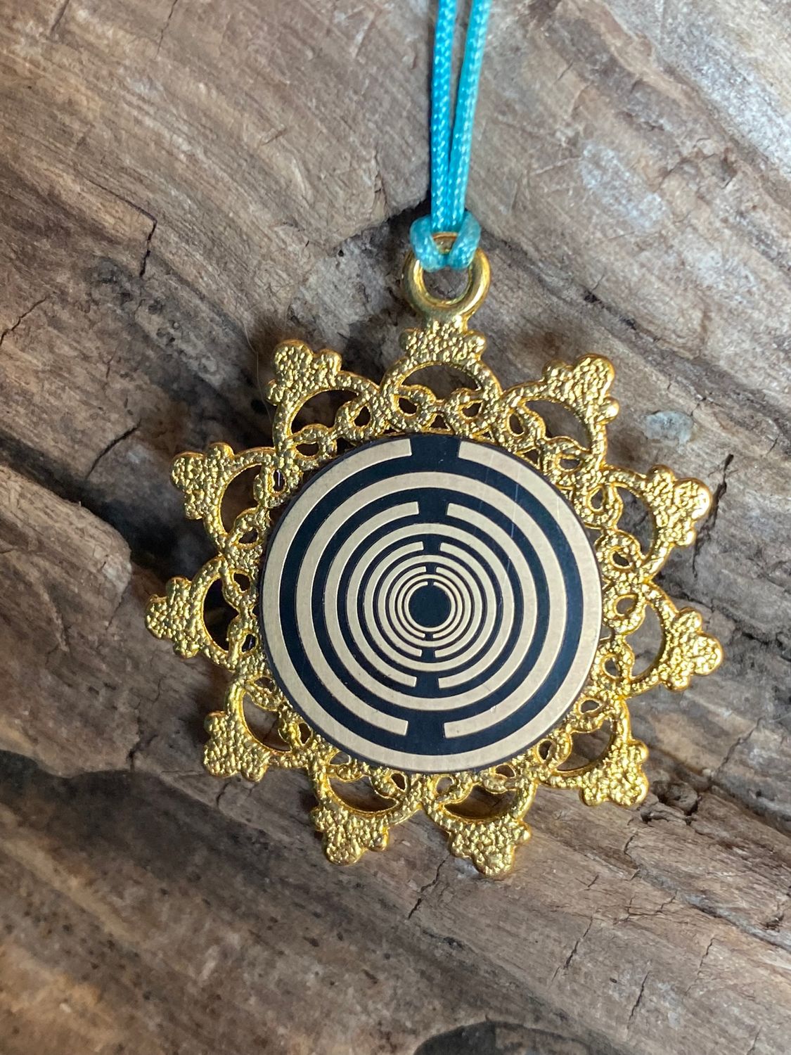 Amulett – Blume des Lebens, Lakhovsky MWOals schwarzer Coin mit goldlegiert eingearbeitet – Produktansicht 1