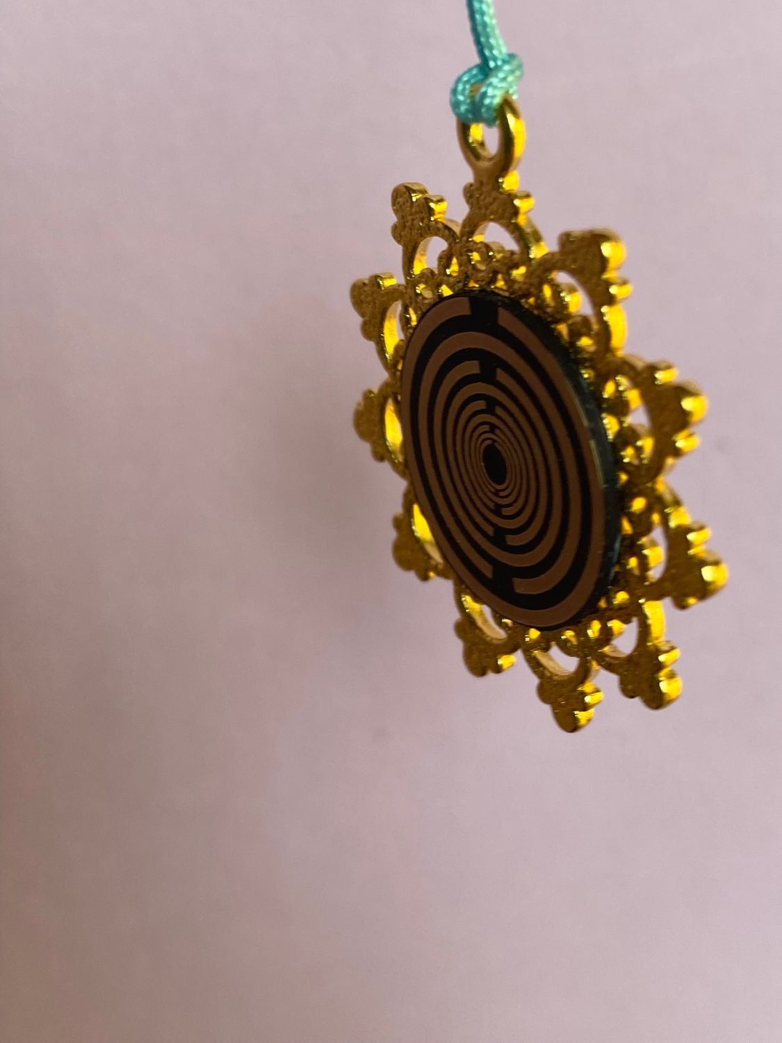 Amulett – Blume des Lebens, Lakhovsky MWOals schwarzer Coin mit goldlegiert eingearbeitet – Produktansicht 1