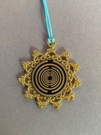 Amulett – Blume des Lebens, Lakhovsky MWOals schwarzer Coin mit goldlegiert eingearbeitet – Produktansicht 1